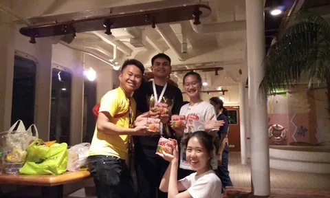 Đoàn đại biểu thanh niên Việt Nam 2018 khiến bạn bè quốc tế mê mẩn với `CLB mì gói`